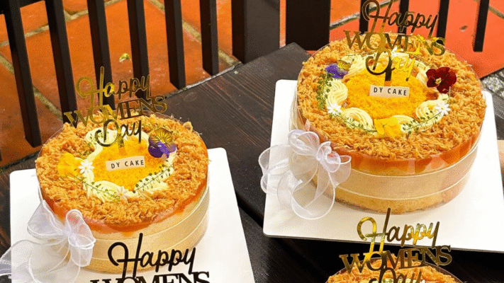 Mẫu bánh bông lan trứng muối Dy Cake phủ đầy chà bông tơi xốp